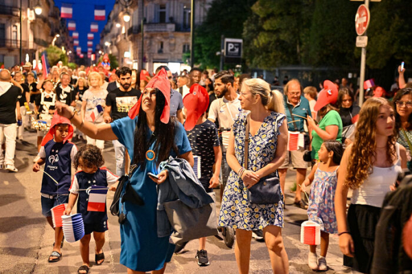 Drapeaux, bonnets phrygiens, flambeaux, permettent d'incarner les valeurs de la République dans la célébration
