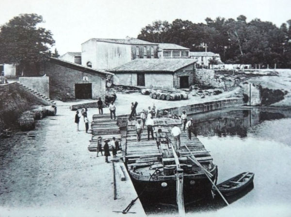 Vue des barques transportant les marchandises sur le Lez