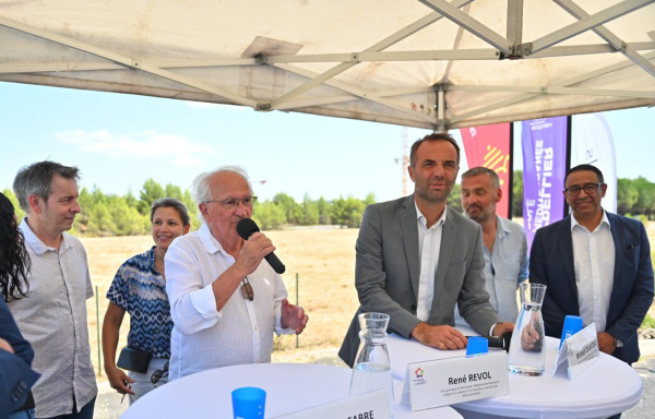 maires de Grabels et Montpellier entouré d'élus sous un barnum représentant de l'ADEME panneaux
