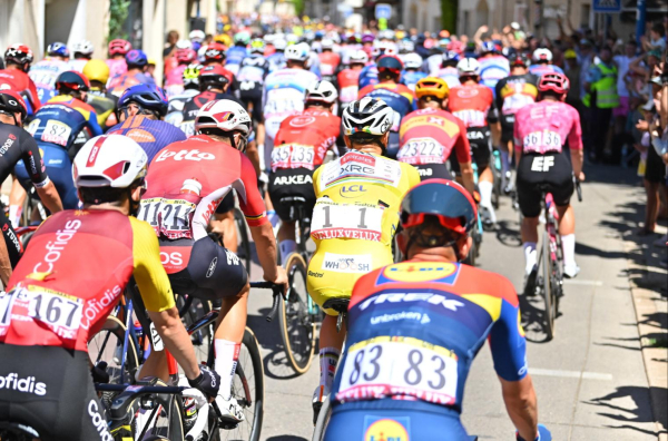 peleton Tour de France coureurs vélos maillot jaune public Pradès le Lez
