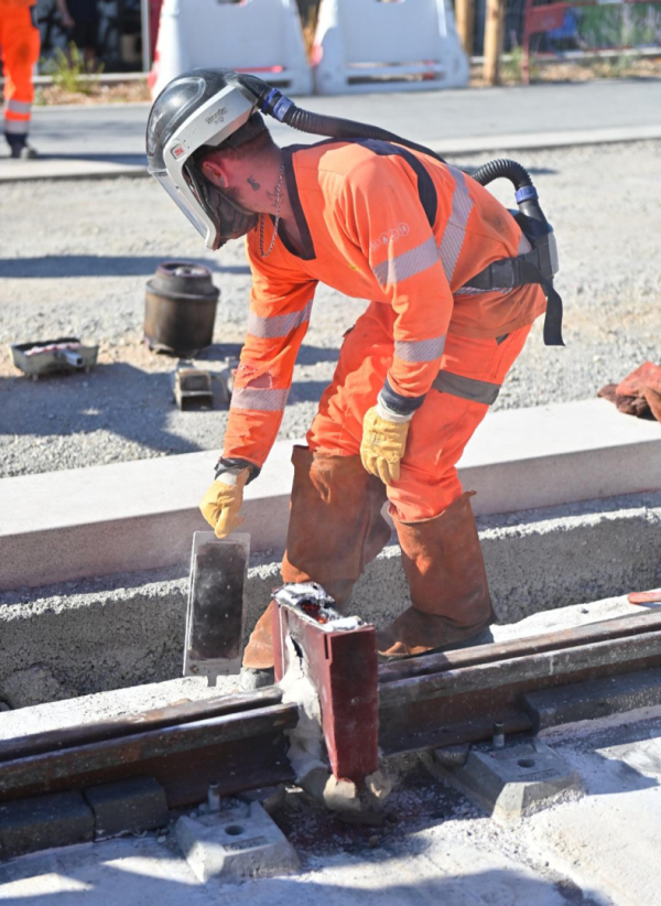ouvrier avec équipement de protection rails soudure outils
