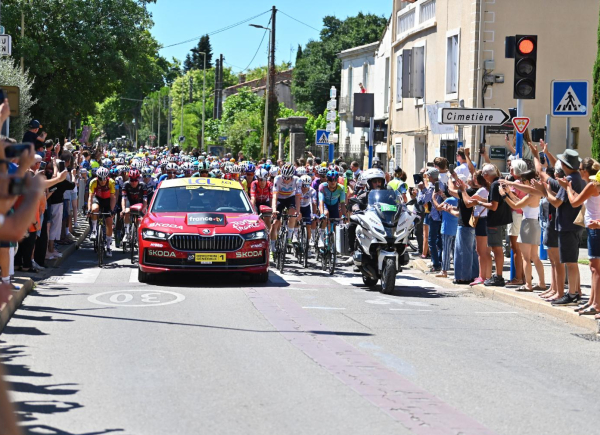 peleton du Tour de France voiture moto public route Prades le Lez