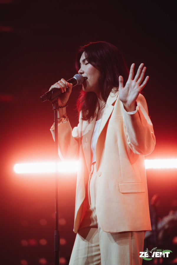 Ma chanteuse Marianne sur la scène du ZEVENT 2024 micro spot logo