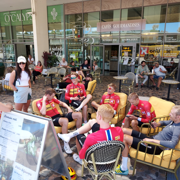 Coureurs de l'équipe norvégienne UnoX prenant un café en terrasse sur le parvis de l'hôtel de Ville lors du jour de repos