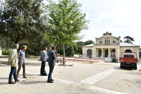élus maire arbres engin de chantier Pavillon populaire en rénovation