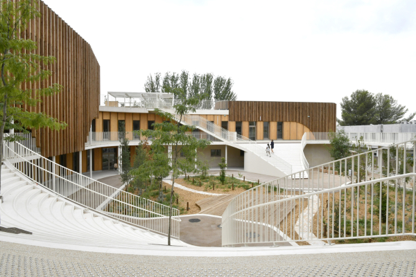 cour gradins bâtiments sur trois niveaux bardae bois végétation