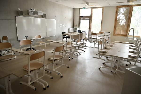 salles de classe avec tables, chaises, retroprojecteur, fenêtres... 