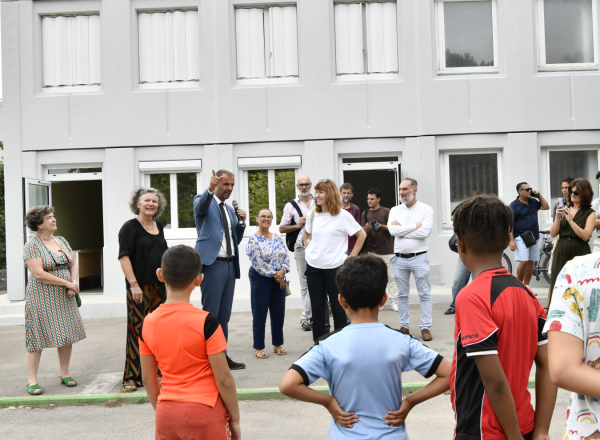 enfants enseignants élus maire bâtiment 