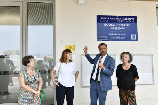plaque inauguration élus directrice maire 
