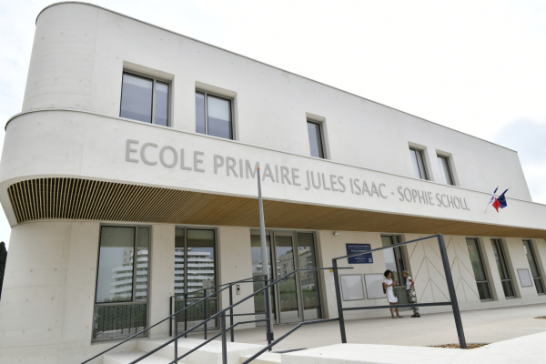 façade et parvis de l'école Isaac / Scholl 