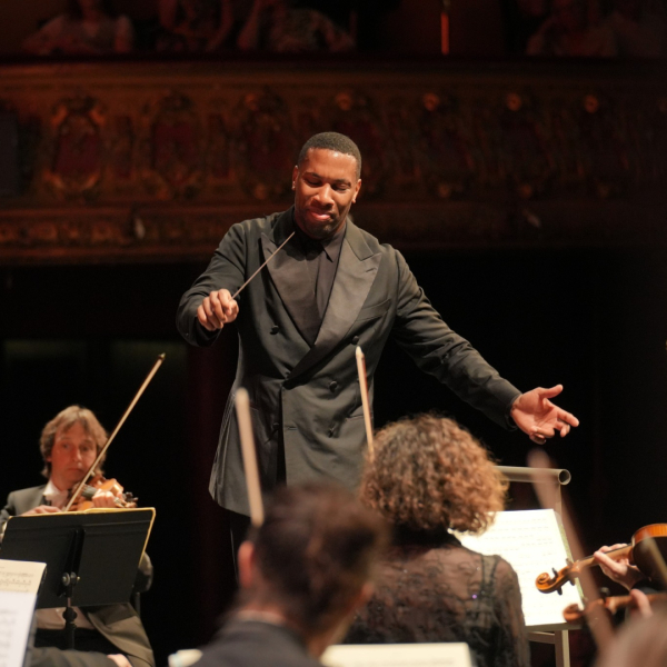 Roderick Cox dirigeant l'orchestre