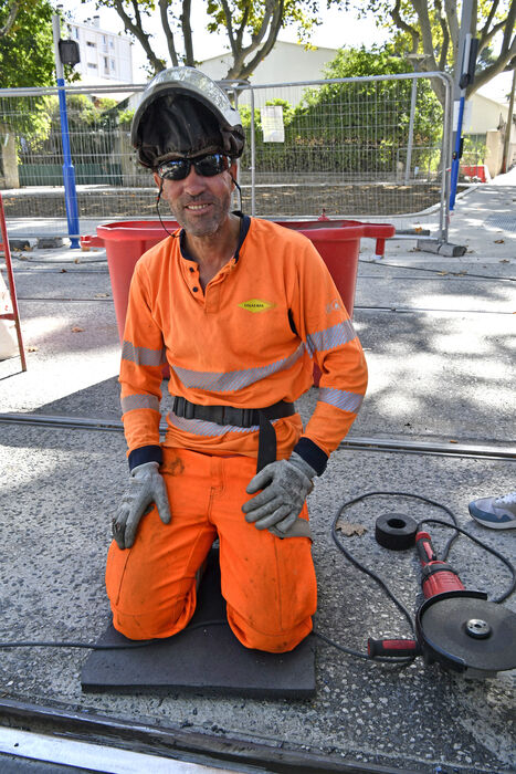 Lakhdar, soudeur, avec son équipement et ses outils, rails, barrières