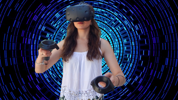 jeune femme avec un casque de réalité virtuelle