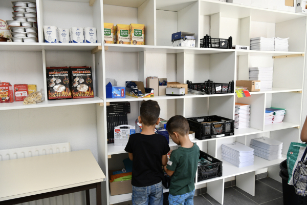 rayons épicerie solidaire avec fournitures scolaires, enfants 