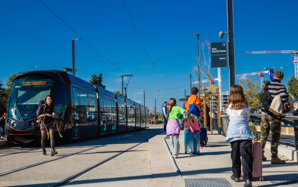 Voyageurs tram rails ciel signalétique