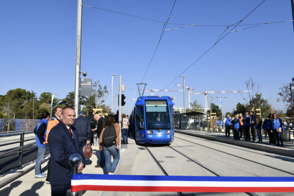 ruban d'inauguration rame inaugurel rails ciel bleu personnes 