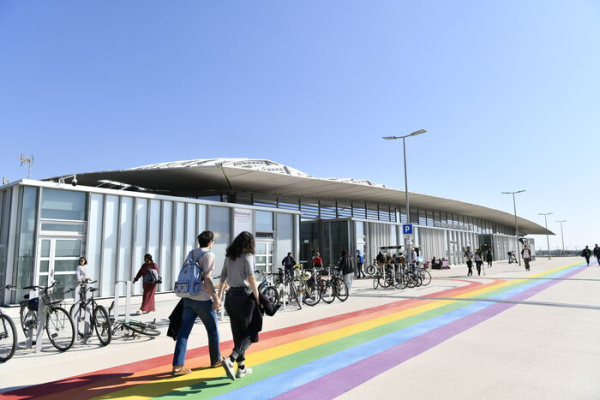 pavis gare rainbow flag au sol voyageurs ciel gare 