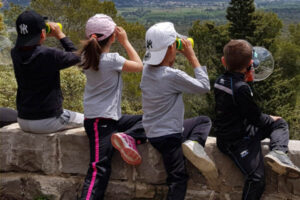 Enfants observant les oiseaux