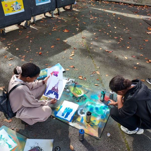 enfants dessins graffes bombes peintures pochoirs cour 