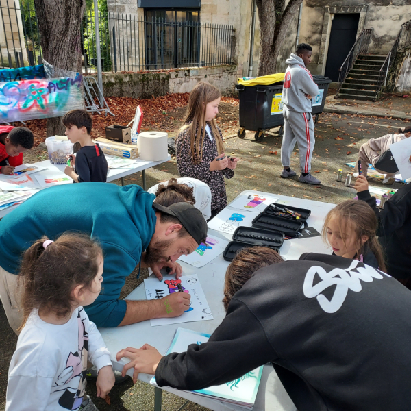 table dessins graff animateur enfants cour arbre
