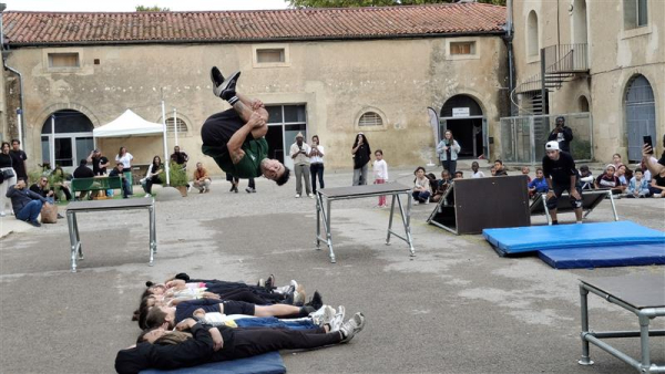 démonstration de parkour avec les enfants tapis structures cour 