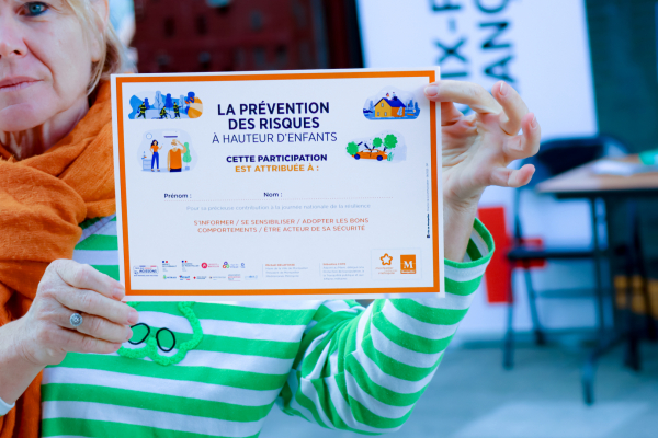 dame tenant un diplôme de la prévention des risques affiche stand