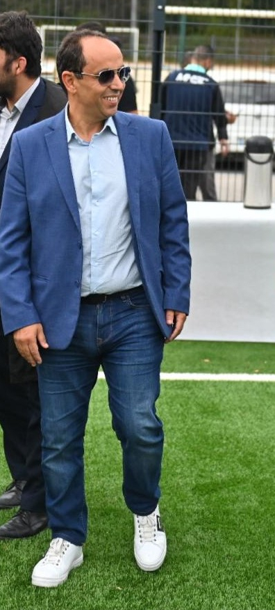 Mahfoud Ben Ali, président de l'Atlas Paillade, foule la nouvelle pelouse synthétique