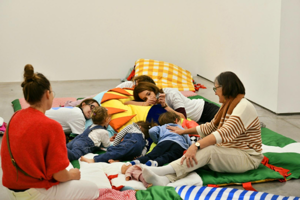 Des vêtements-paysages, des vêtements-édredons… La designer textile Justine Decarsin a créé un Tendre géant pour les plus petits