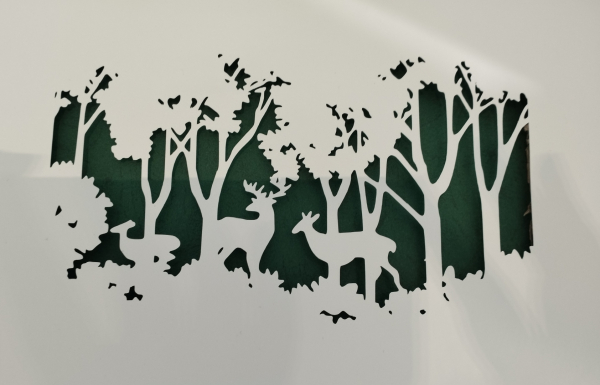 Découpage d'une forêt en papier grâce à la découpeuse numérique