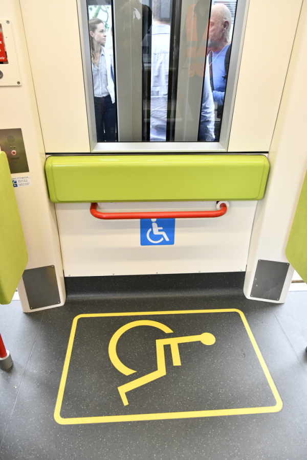 Des rames accessibles avec trois places réservées aux personnes en situation de handicap