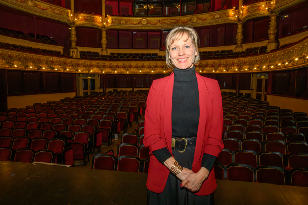Laurie Quersonnier, directrice artistique Créature.s Créatrices.s qui a signé la programmation du 20 décembre 2025