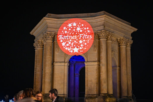chateau d'eau du Peyrou avec une illumination "Bonnes Fêtes"