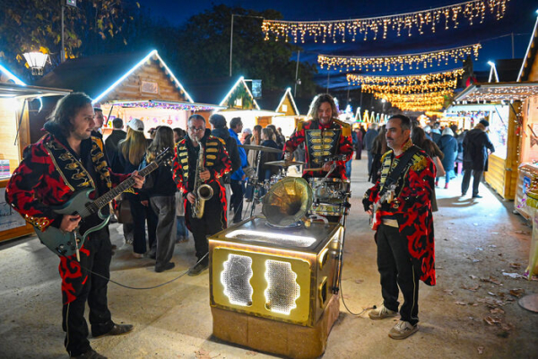 illuminations, personnes, musiciens et instruments, gramophone électrique, chalets, végétation