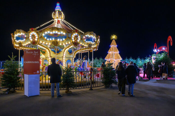 carrousel et sapin illuminés, sapins, personnes, décorations