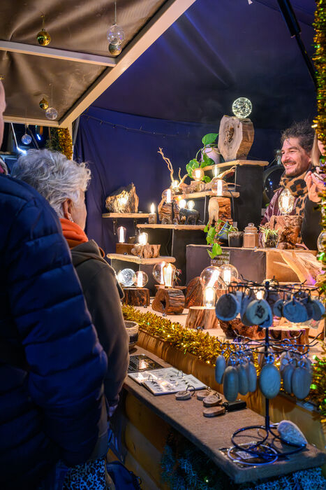 chalet, commerçant souriant, objets, cliente de dos  