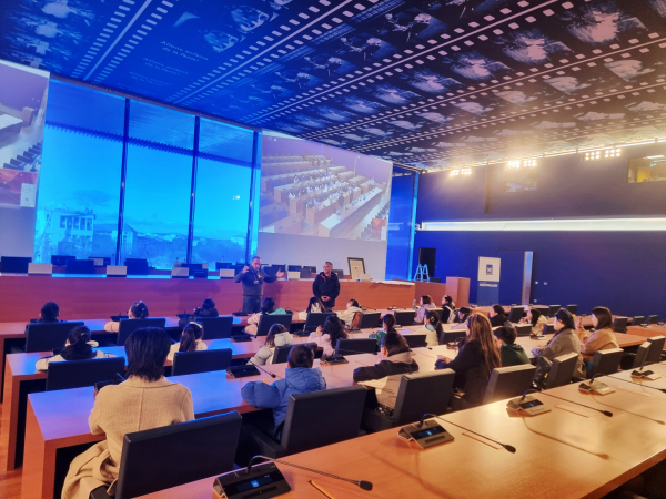 dans la salle du conseil