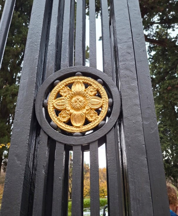 Détail de dorure du portail