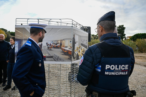 Chef de la police municipale, policier municipal, panneaux de présentation du bâtiment, terrain du chantier