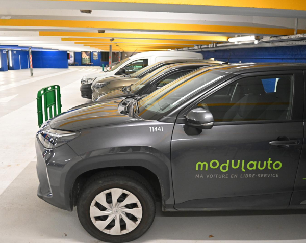 rangée de véhicules en autopartage parking Comédie 