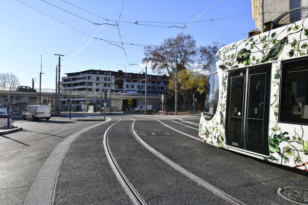 rail rame Ligne 5 viaduc immeuble ciel véhicule