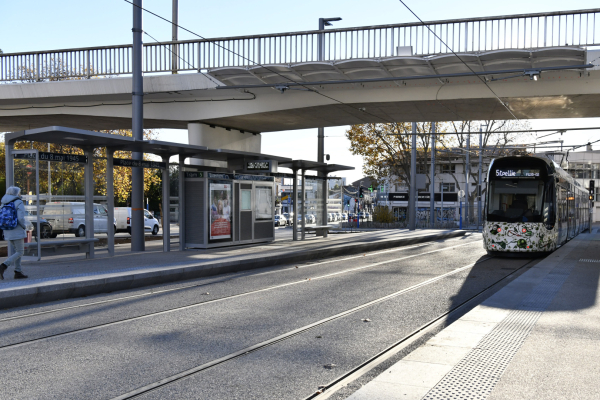 station et rame de la Ligne 5 sous le viaduc de l'avenue de la Liberté, passant, ciel