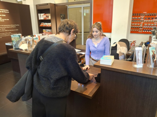 Client réglant à la caisse