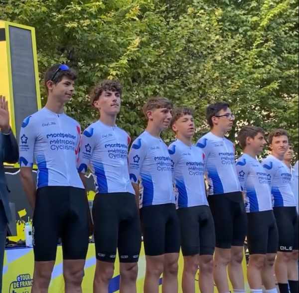 membres de l'équipe juniors sur le podium du village du Tour de France en juillet 20, arbres arrière-plan25 