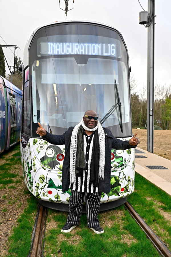 L'artiste Barthelemy Toguo devant "son" tramway avant le départ de la rame inaugurale