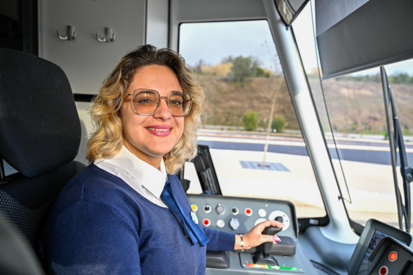 Cassandra aux commandes de la rame inaugurale jusqu'à Clemenceau. Après les discours officiels, son collègue Kader prendra la suite jusqu'à Clapiers