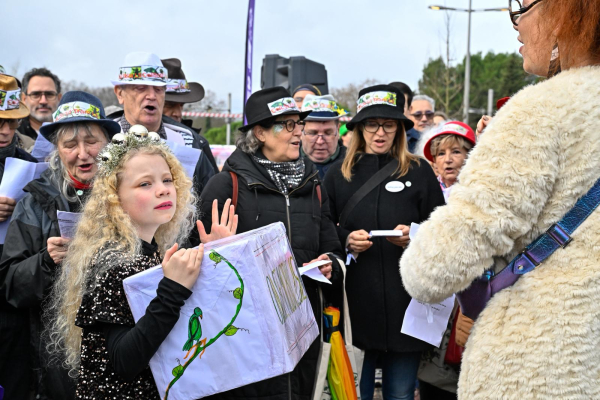 De la fête dès "Grés de Montpellier", les membres du collectif de la ligne 5 ont chanté une ode au tramway sur "Douce France" 