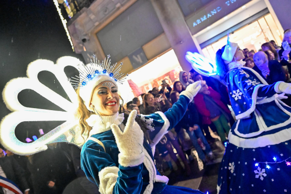 Fête dans les rues de Montpellier jusqu'à la place de la Comédie