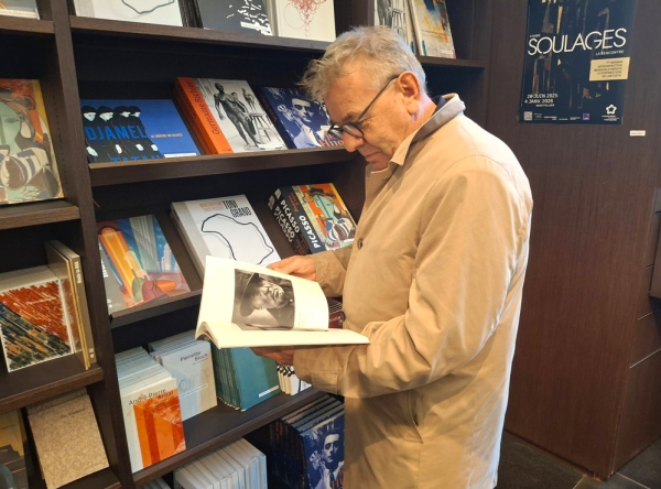 Monsieur feuilletant les catalogues