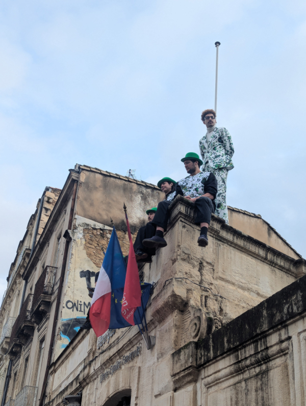 Les artistes Too Busy Too Funk ont pris de la hauteur sur le bâtiment du lycée Clemenceau
