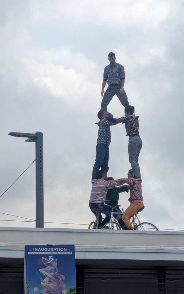 Acrobates et fanfare ont célébré l'arrivée de la ligne 5